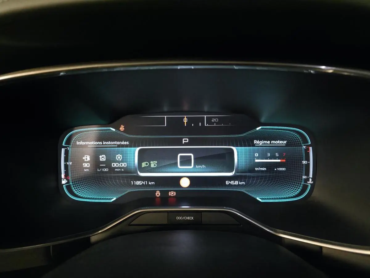 Affichage numérique du combiné de bord de la Citroën C5 Aircross 2019, avec éclairage bleu et informations instantanées.