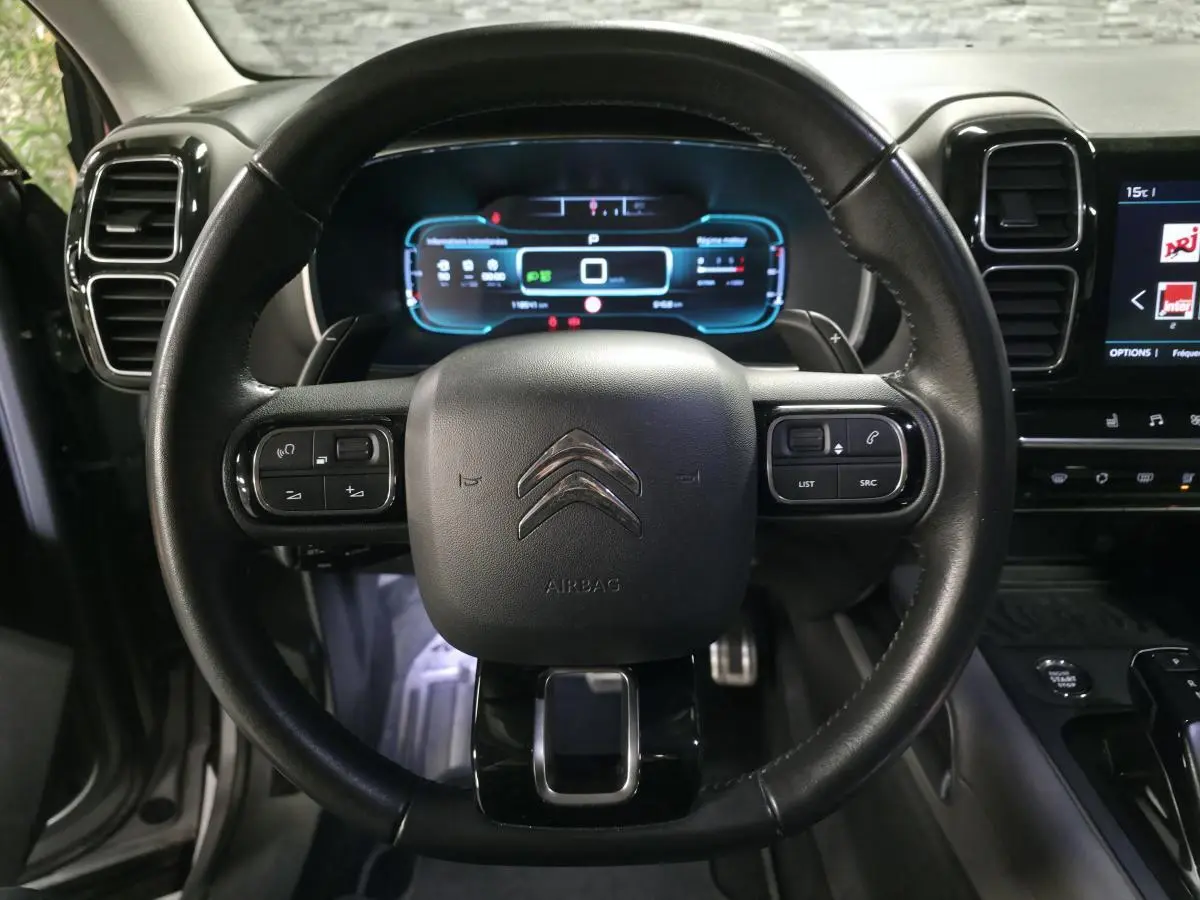 Vue frontale du volant cuir noir de la Citroën C5 Aircross 2019 avec tableau de bord numérique éclairé.