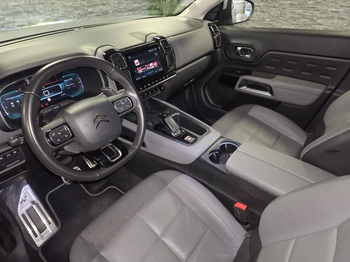 Intérieur avant droit du Citroën C5 Aircross gris, avec volant cuir, écran tactile et sièges cuir grainé gris.