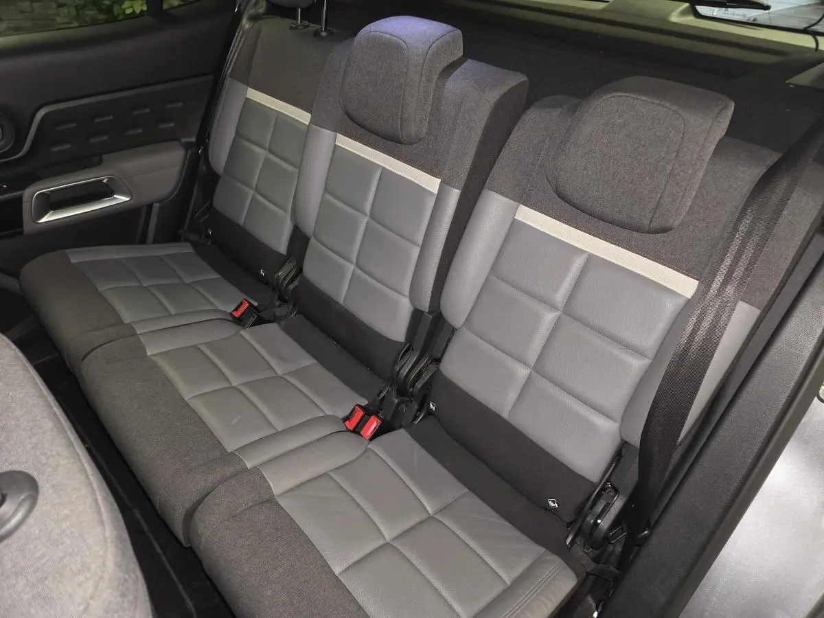 Vue intérieure des trois sièges arrière indépendants gris et tissu dans une Citroën C5 Aircross 2019.