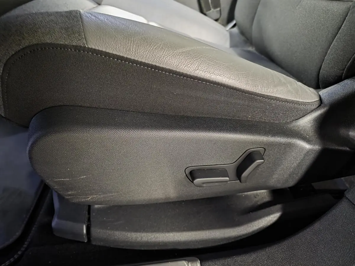 Gros plan sur les commandes latérales du siège avant en cuir gris et tissu noir du Citroën C5 Aircross 2019.