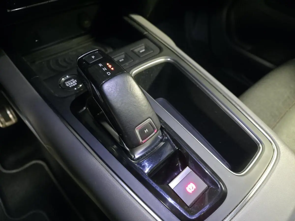 Gros plan sur la console centrale du Citroën C5 Aircross gris, mettant en valeur le levier de boîte automatique et le frein électrique.