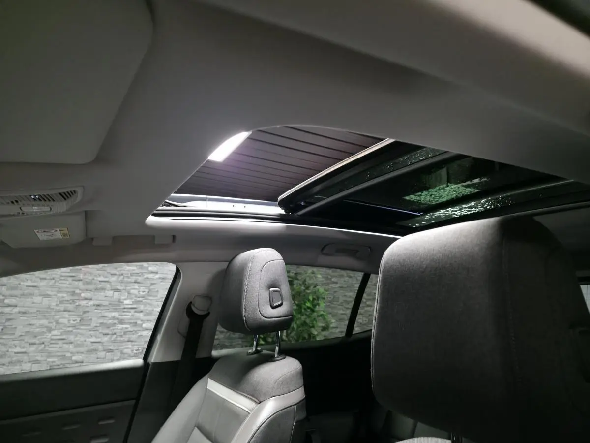 Vue intérieure sur les sièges arrière gris et le toit ouvrant panoramique du Citroën C5 Aircross 2019.