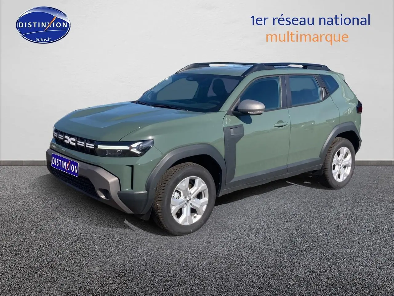 SUV Dacia Duster 2026 kaki lichen vu en 3/4 avant droit avec barres de toit et jantes alu.