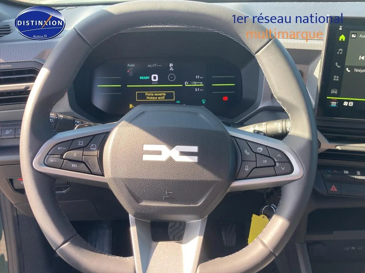 Vue rapprochée du volant multifonction et du tableau de bord numérique du Dacia Duster 1.2 hybrid-g 150 expression 4x4.