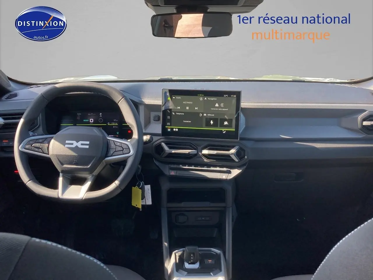 Vue frontale de l’habitacle du Dacia Duster 2026, tableau de bord moderne avec écran tactile et volant multifonction.
