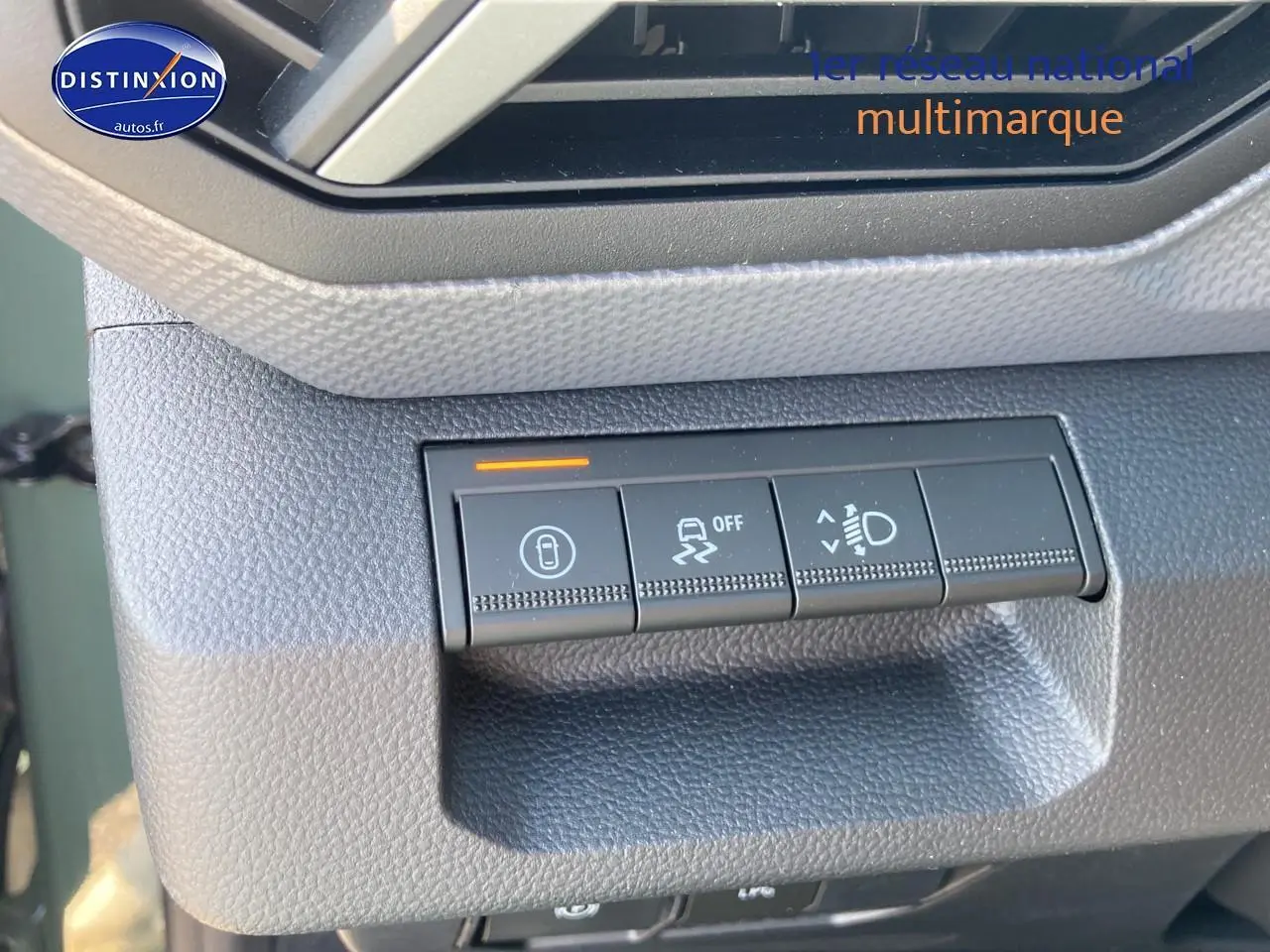 Gros plan sur les boutons de commande du tableau de bord du Dacia Duster 2026, intérieur gris texturé.