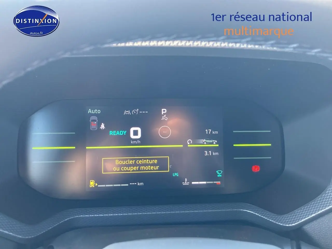 Tableau de bord numérique du Dacia Duster 2026 affichant la vitesse à 0 km/h et alertes de sécurité.