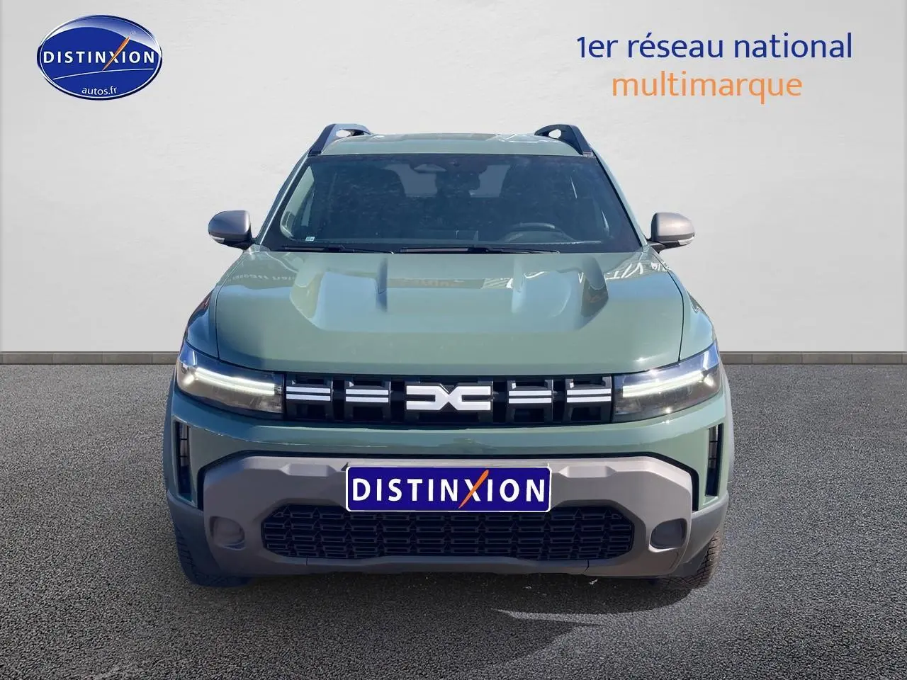 Vue avant d'un Dacia Duster 2026 kaki lichen avec calandre noire et pare-chocs gris intégrant une large grille.