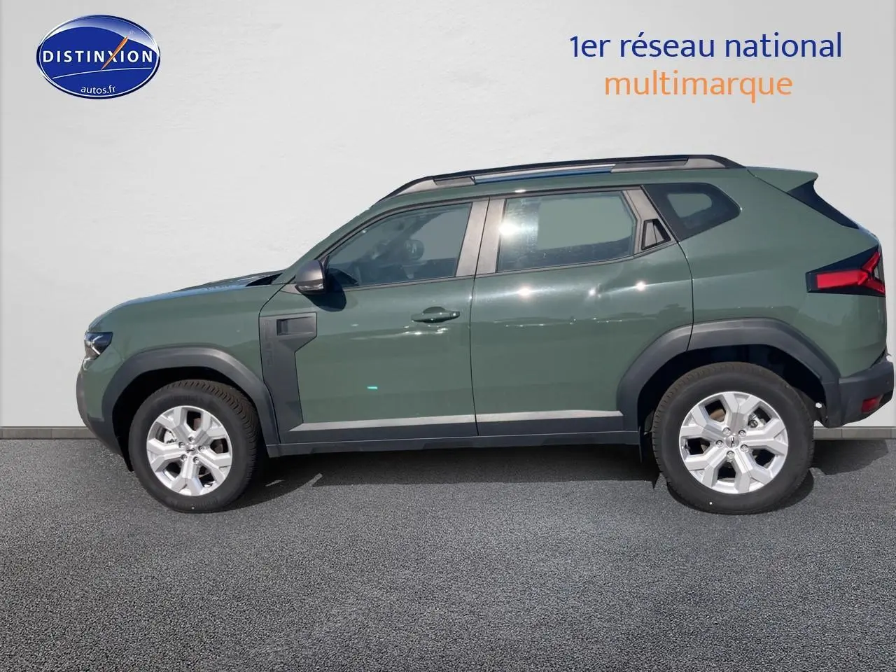 Vue latérale droite du Dacia Duster 2026 en kaki lichen avec jantes alu et barres de toit noires.