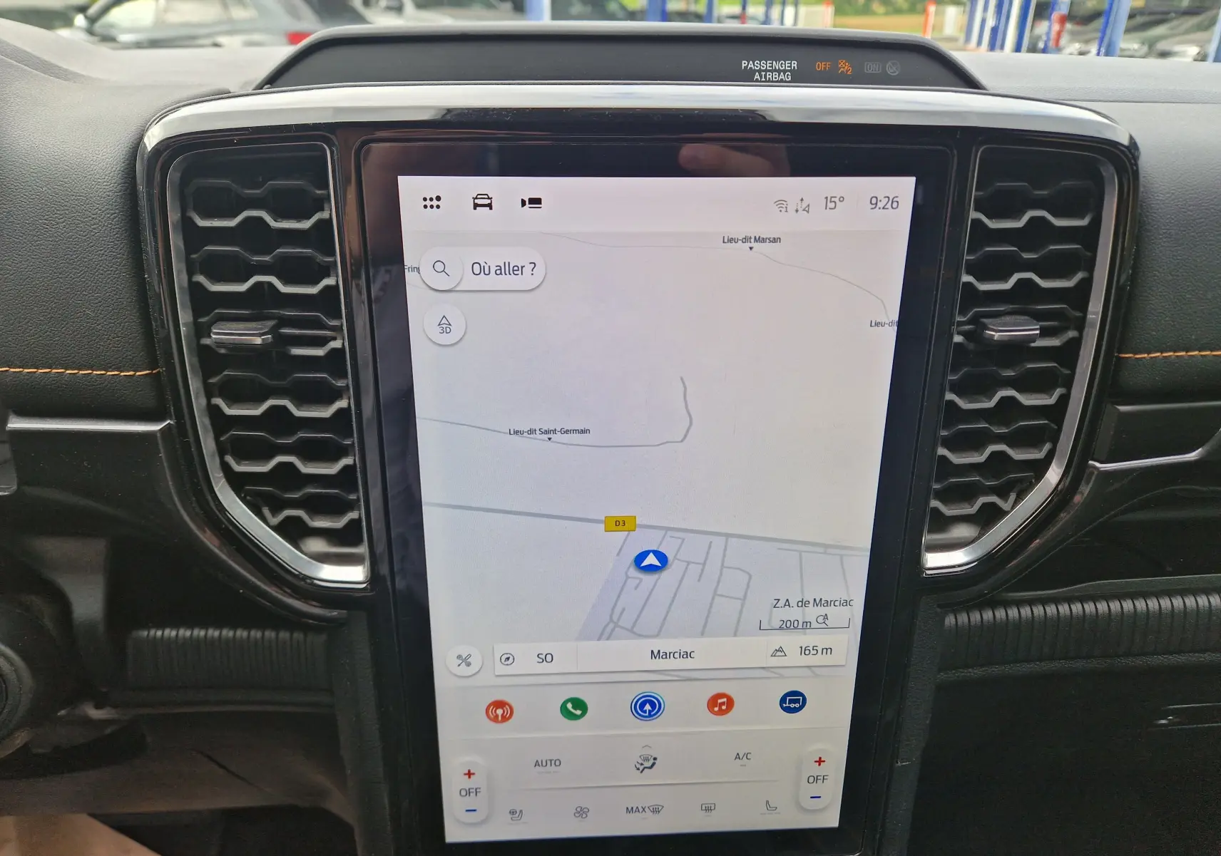 Vue rapprochée de l'écran tactile central du Ford Ranger Wildtrak 2023 noir, affichant la navigation GPS.