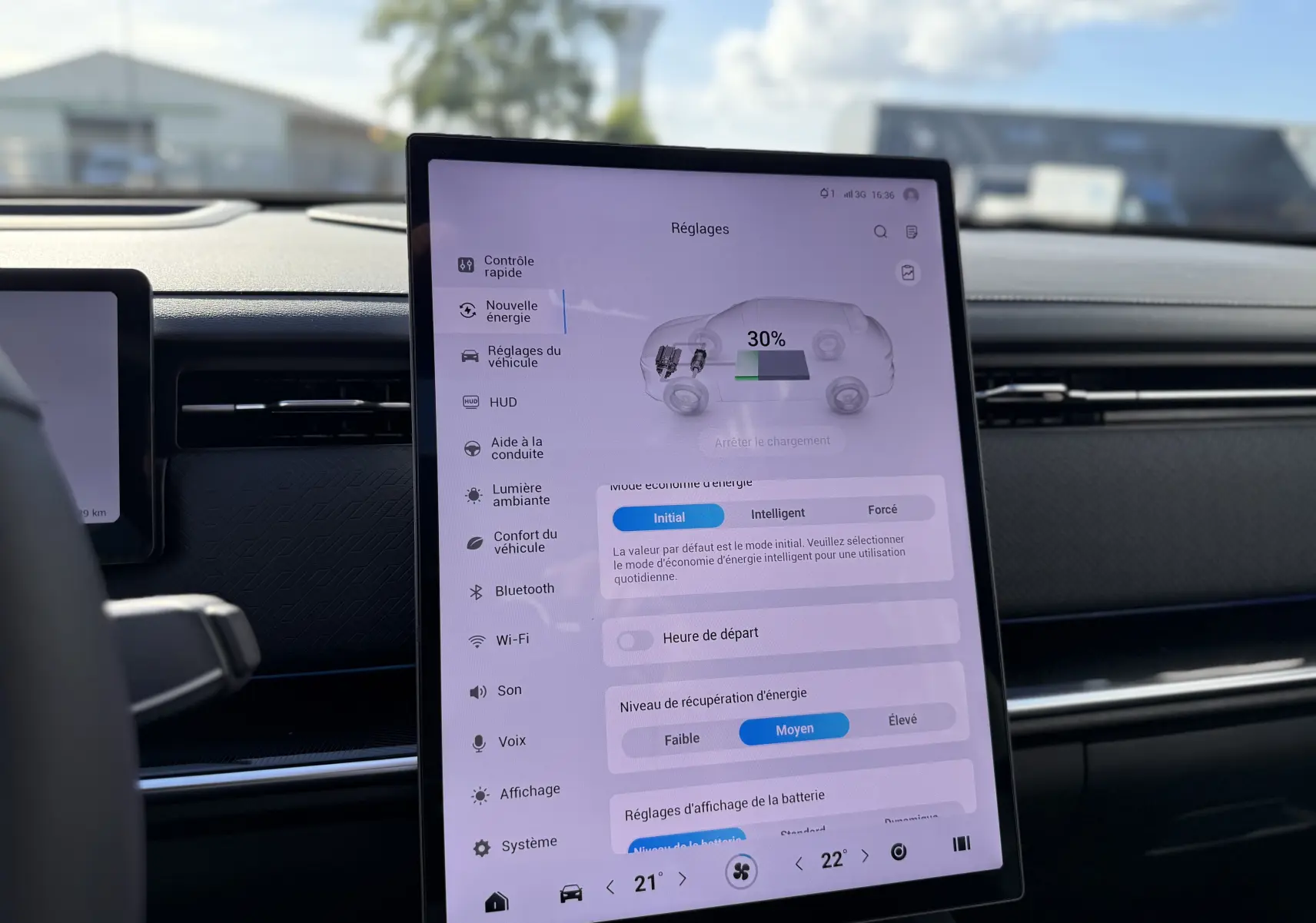 Vue intérieure centrée sur l'écran tactile vertical du tableau de bord du JAECOO J7 PHEV noir crystal, affichant les réglages d'énergie.