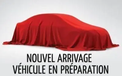 Voiture couverte d'une housse rouge, vue de profil, annonçant un nouveau véhicule en préparation.