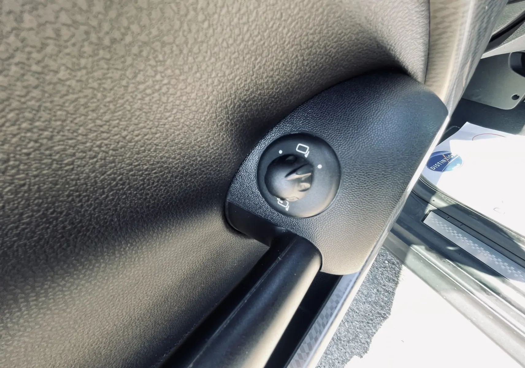 Gros plan sur le bouton de réglage des rétroviseurs côté conducteur dans une MINI Cooper S gris 2008.
