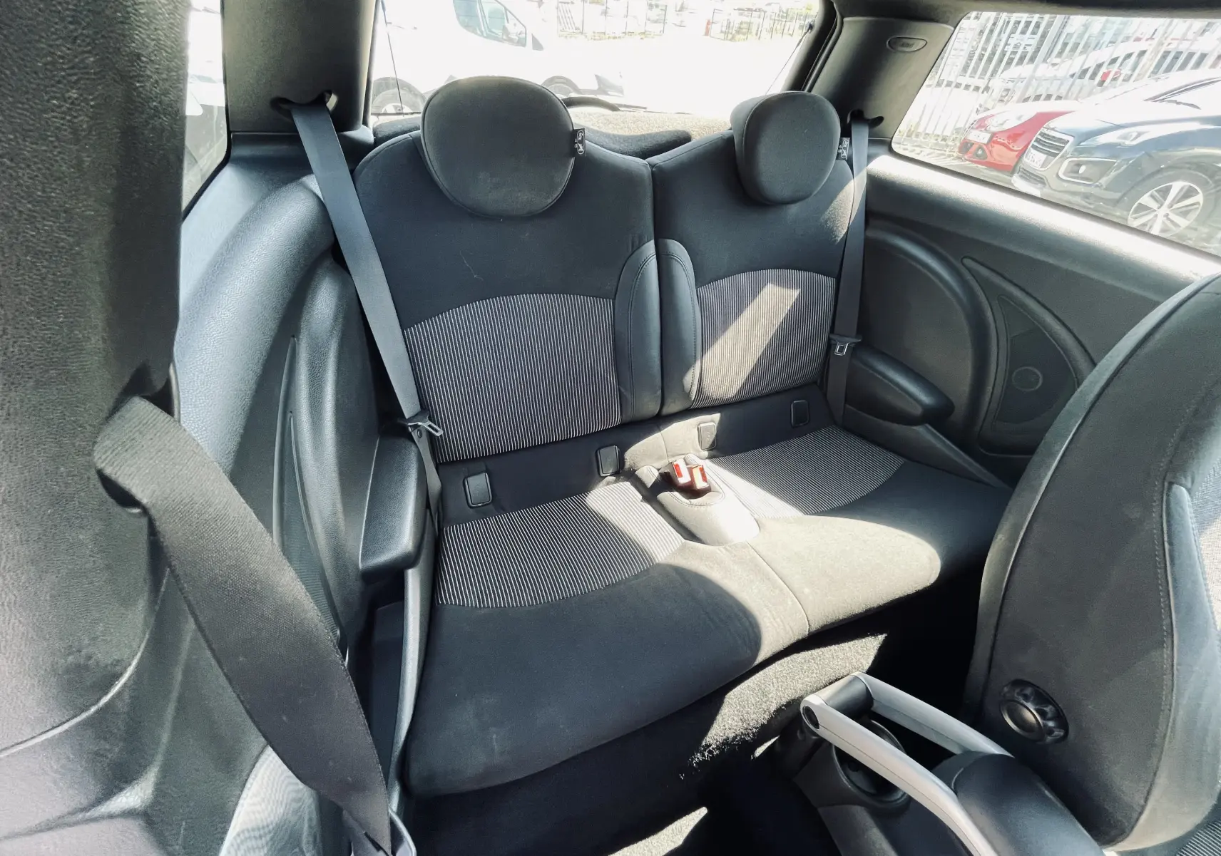 Banquette arrière en tissu noir et gris vue côté gauche dans l'habitacle d'une MINI Cooper S 2008.