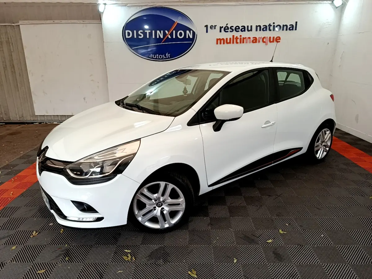 Renault Clio Business TCe 90 blanc vue 3/4 avant droit avec jantes alliage et bandeau noir latéral.
