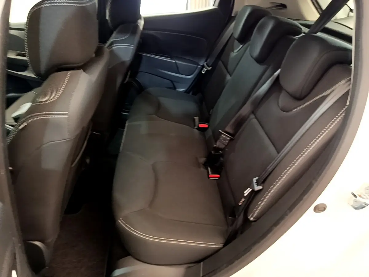 Vue intérieure côté droit sur la banquette arrière noire avec surpiqûres blanches de la Renault Clio Business blanche de 2019.