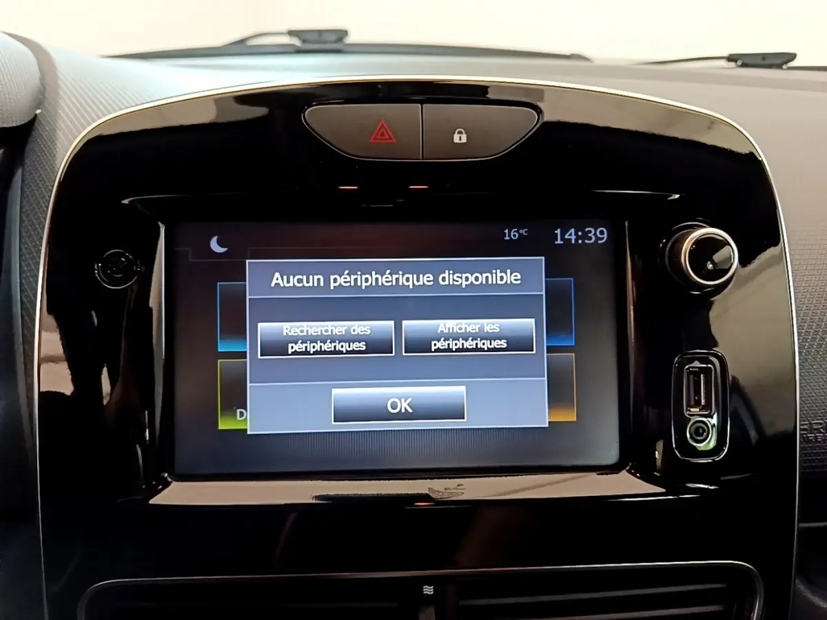 Écran tactile central noir de la Renault Clio Business TCe 90 2019 affichant un message de périphérique non disponible.