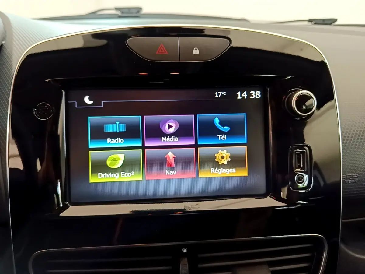 Écran tactile central de la Renault Clio Business TCe 90 2019, affichant menu multimédia et navigation.