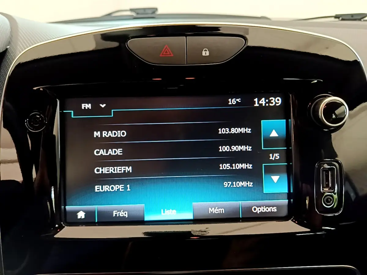 Écran tactile central de la Renault Clio Business TCe 90 blanc 2019 affichant les stations radio FM.