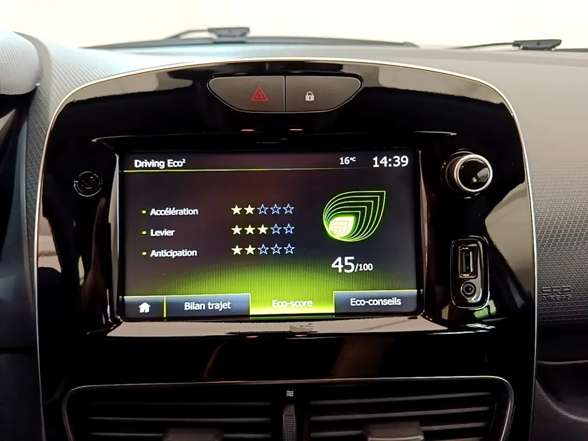 Écran tactile central noir affichant l'eco-score de conduite dans l'habitacle d'une Renault Clio blanche de 2019.