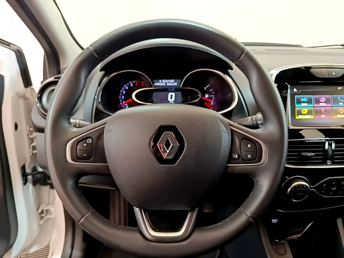Vue frontale du volant cuir noir de la Renault Clio Business TCe 90 2019 avec tableau de bord et écran tactile couleur.