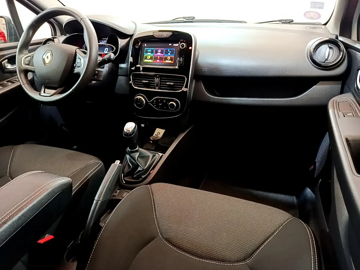 Intérieur noir de Renault Clio Business TCe 90 2019, vue côté conducteur sur tableau de bord et console centrale tactile.