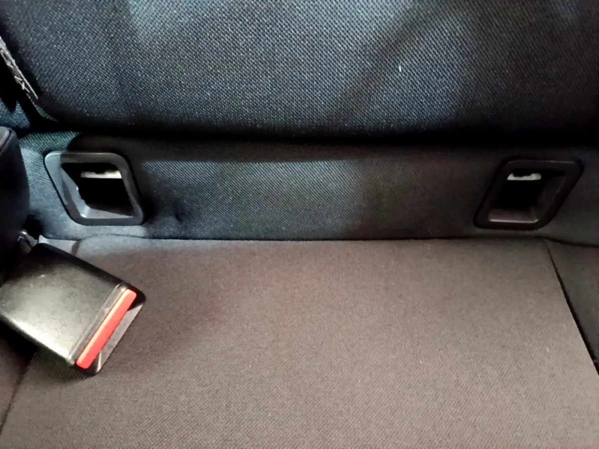 Gros plan sur la banquette arrière noire de la Renault Clio Business TCe 90 avec boucle de ceinture visible.