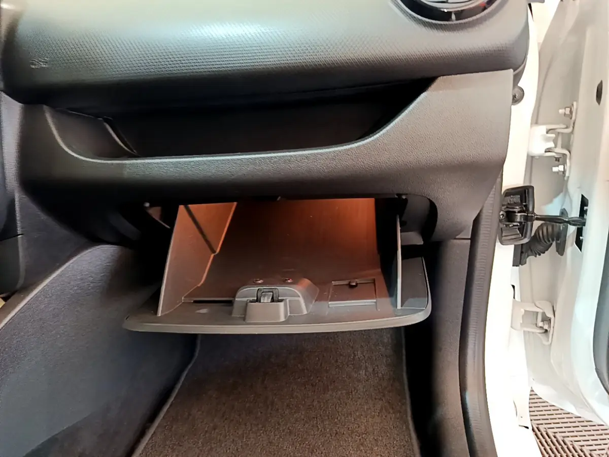 Gant de boîte à gants ouvert côté passager d'une Renault Clio Business blanche, intérieur noir.