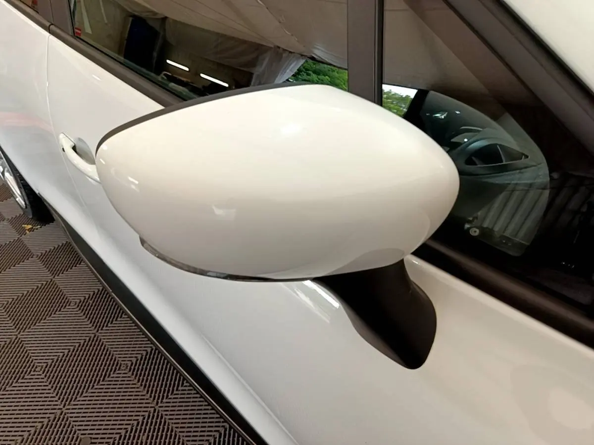 Rétroviseur droit blanc en gros plan sur Renault Clio Business TCe 90 essence 2019, vue côté conducteur.