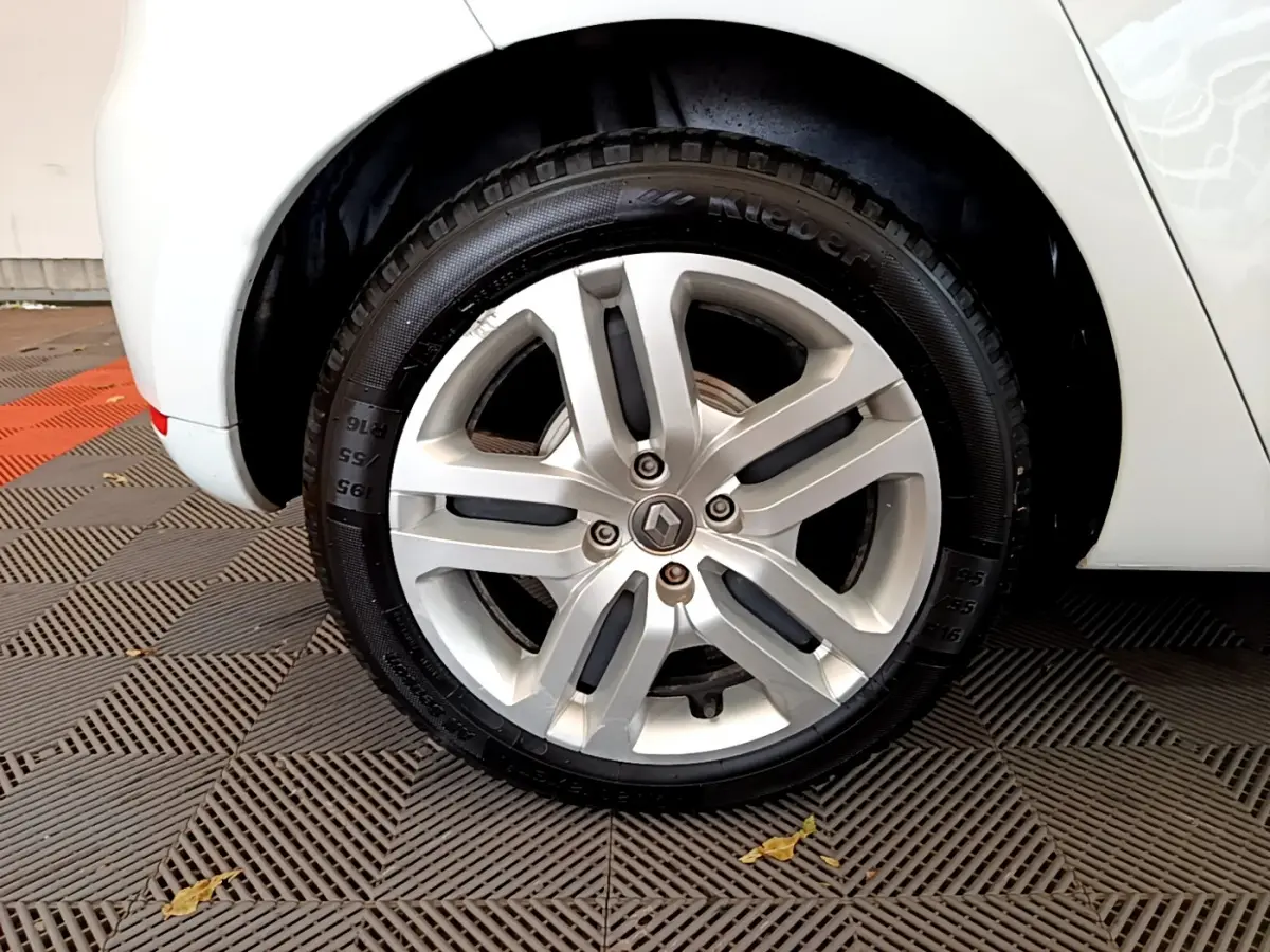 Vue rapprochée de l'aile arrière droite blanche d'une Renault Clio Business TCe 90 de 2019 sur sol carrelé.