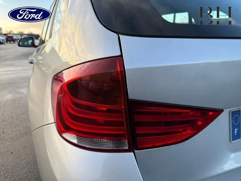 Gros plan sur le feu arrière droit d'une BMW X1 Mineralgrau, soulignant la teinte gris clair métallisée.