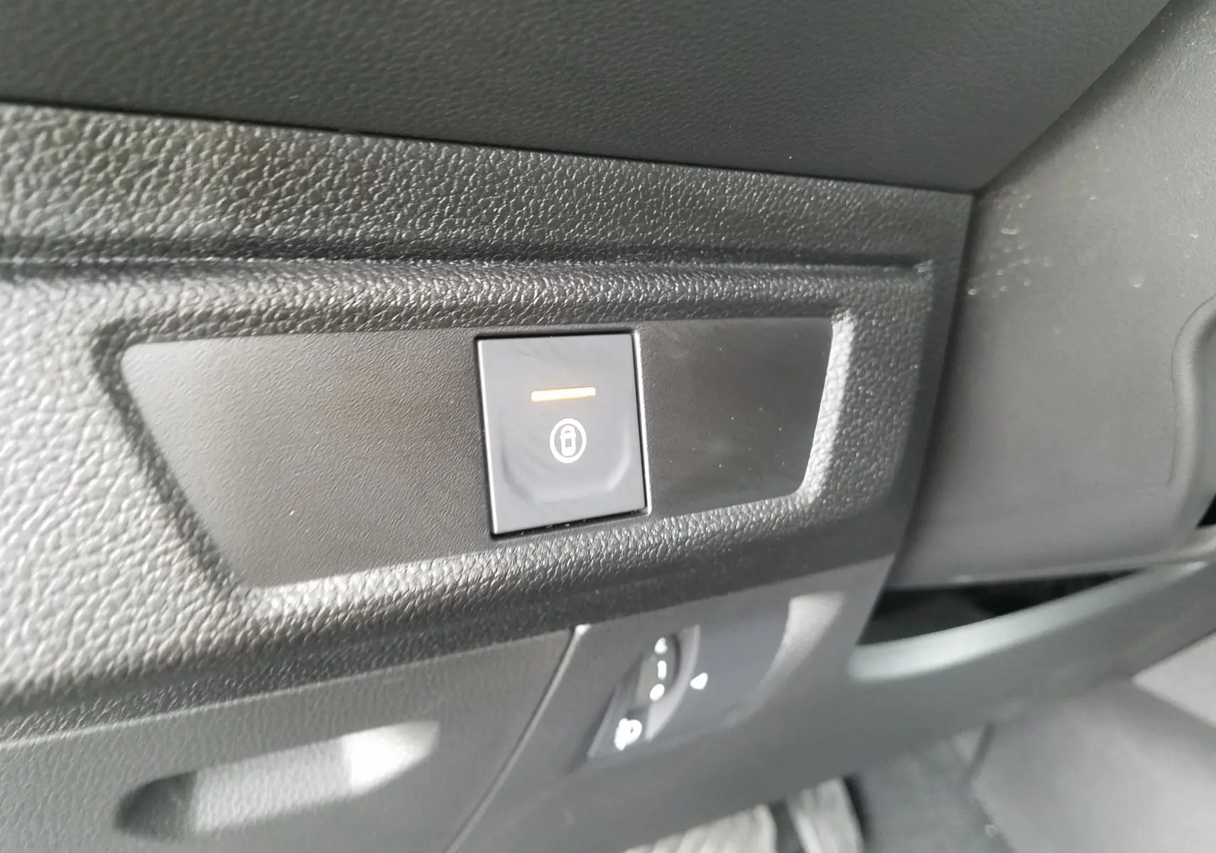 Bouton de verrouillage centralisé éclairé sur la planche de bord intérieure d'une Dacia Sandero Stepway 2025.