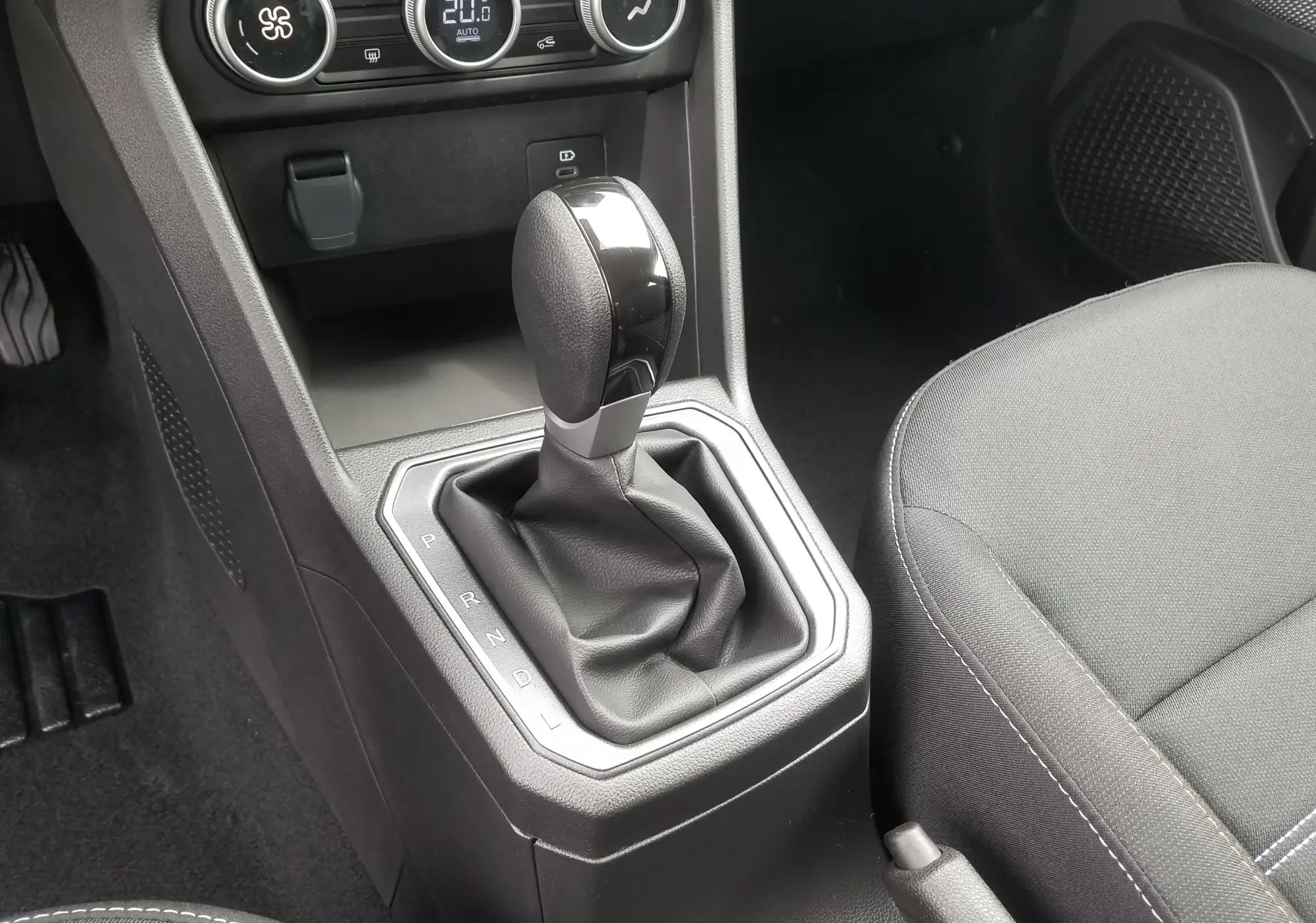 Gros plan sur la console centrale et levier de vitesse automatique noir dans l'habitacle du Dacia Sandero Stepway 2025.