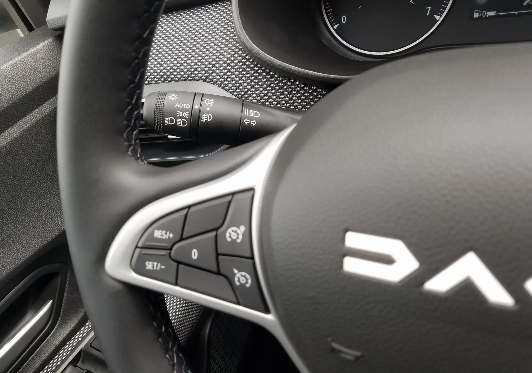 Gros plan sur le volant noir et le tableau de bord numérique d'une Dacia Sandero Stepway 2025.