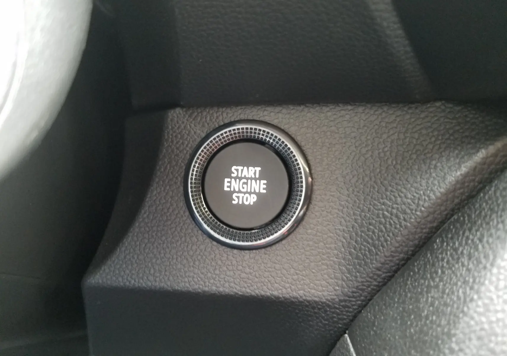 Bouton start/stop moteur en gros plan sur la console intérieure d'une Dacia Sandero Stepway 2025.