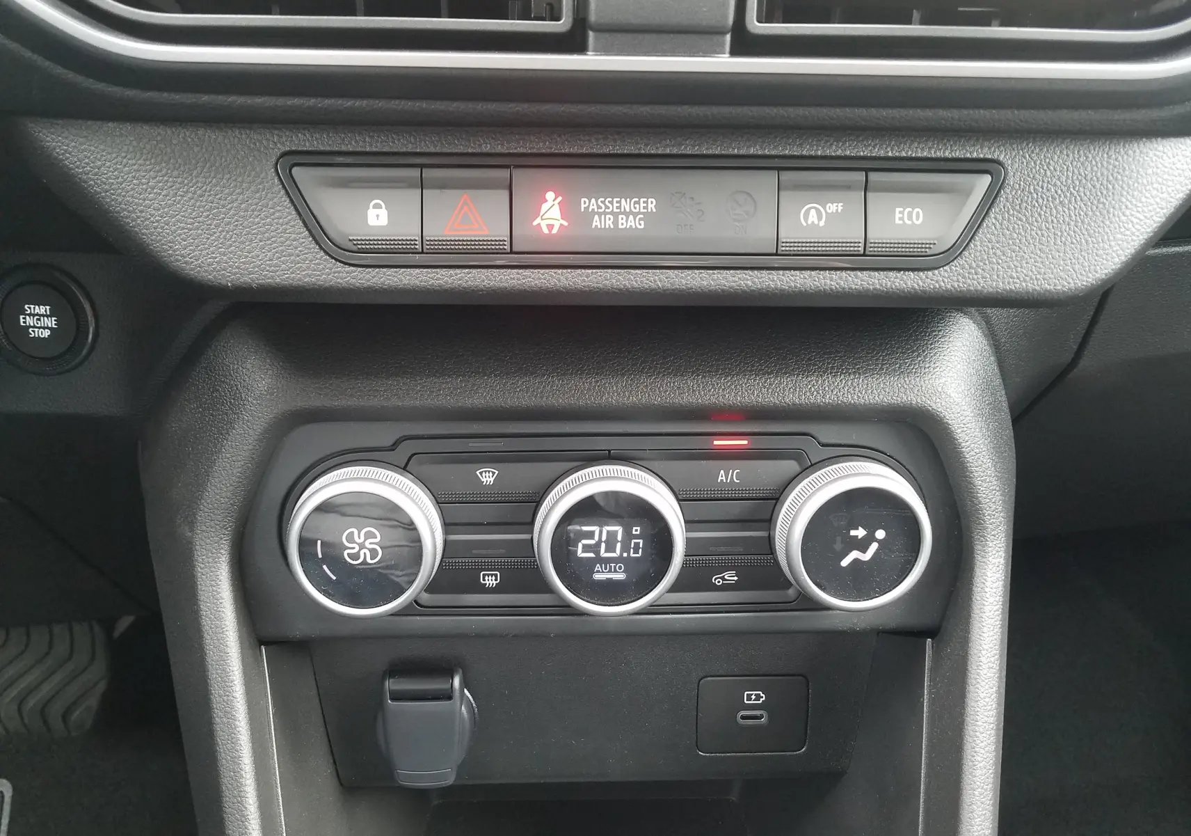 Gros plan sur la console centrale de la Dacia Sandero Stepway 2025 montrant la climatisation automatique et les commandes de sécurité.