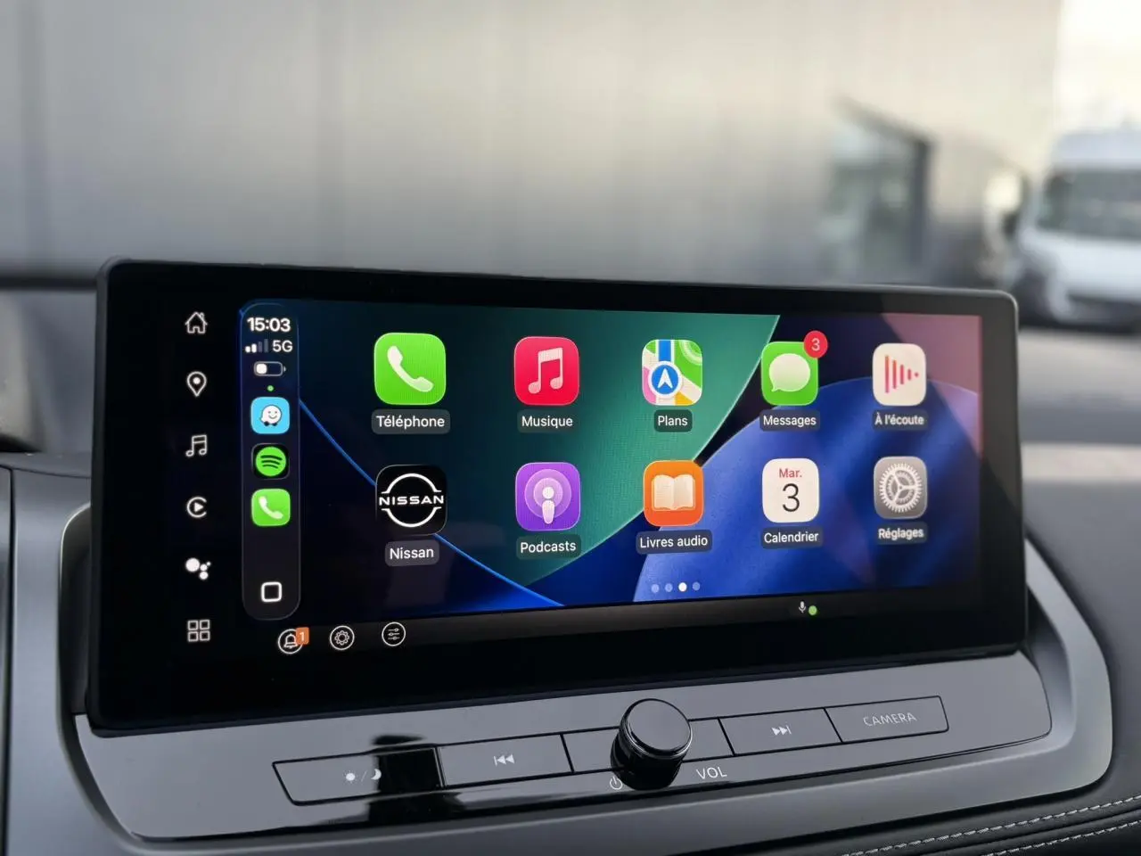 Écran tactile central affichant Apple CarPlay dans l'habitacle du Nissan Qashqai gris Ceramic.