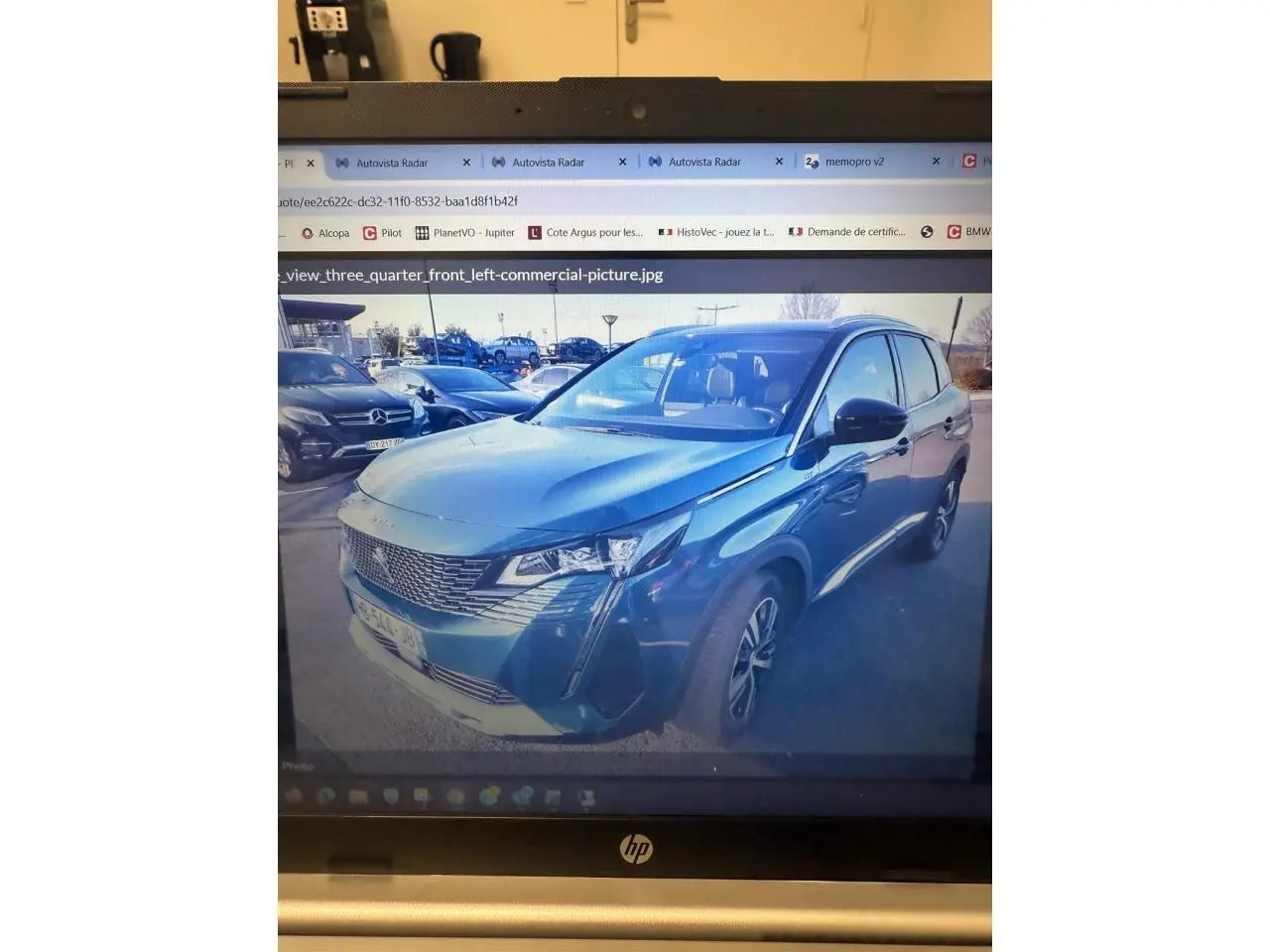 Peugeot 3008 bleu métallisé en 3/4 avant gauche, avec calandre distinctive et jantes alliage visibles.