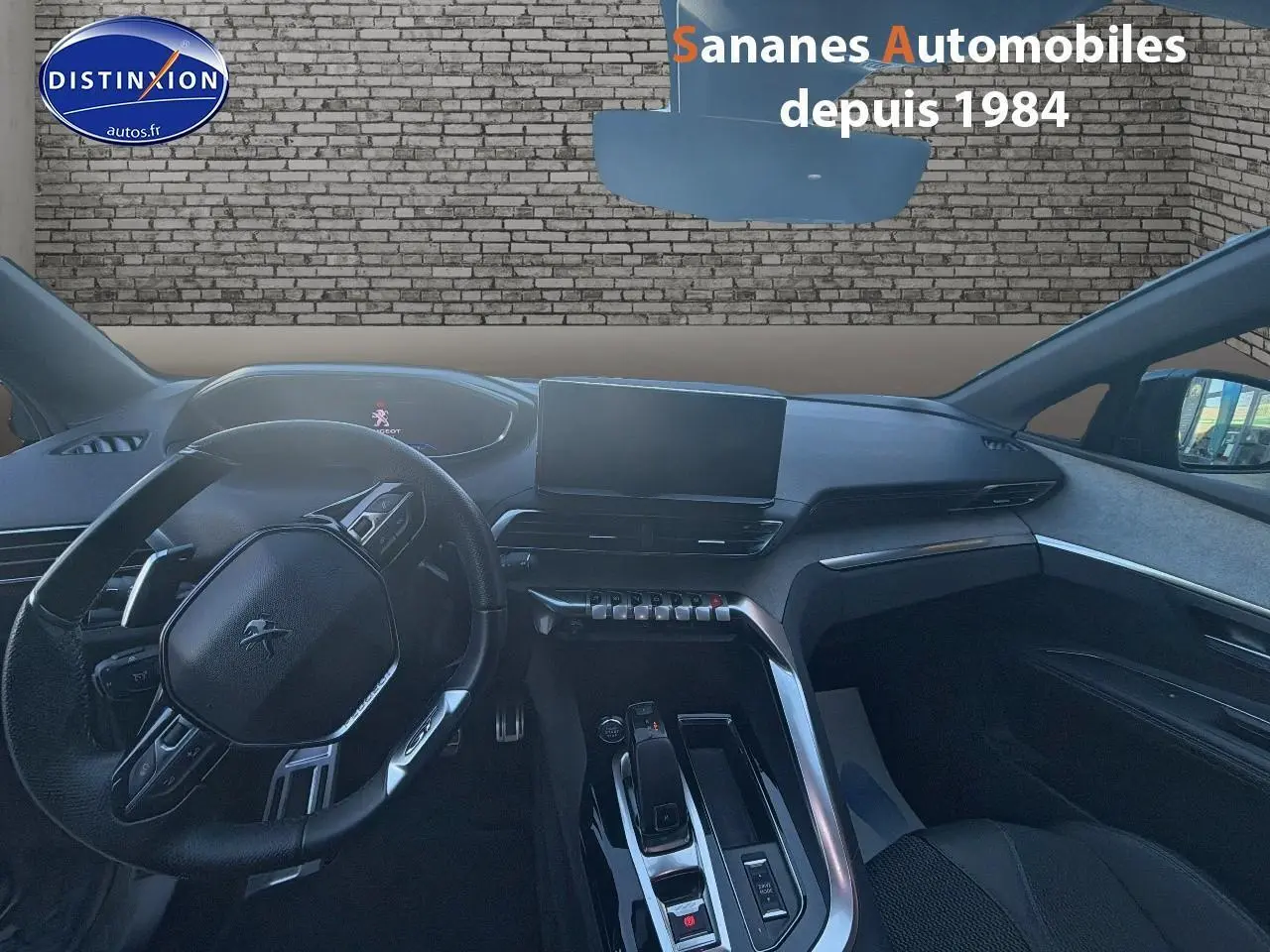 Intérieur du Peugeot 3008 bleu 2023, vue du poste de conduite avec volant cuir et écran tactile central.