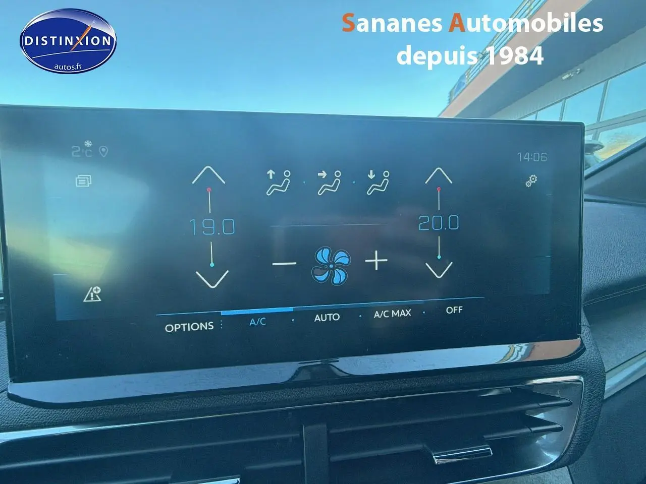 Écran tactile intérieur du Peugeot 3008 2023 affichant la climatisation automatique bi-zone.