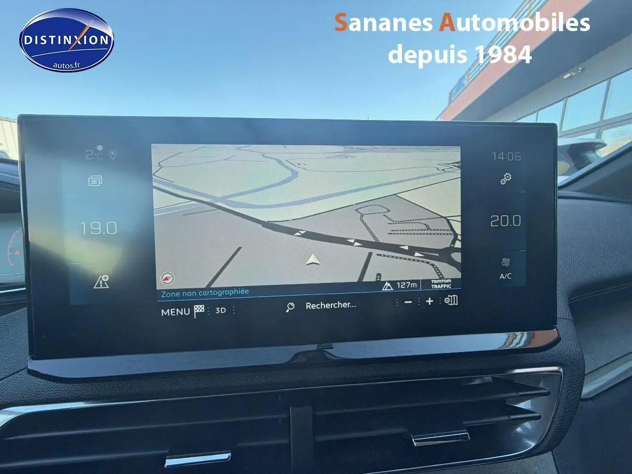 Écran tactile central du tableau de bord du Peugeot 3008 2023, affichant la navigation GPS en intérieur.