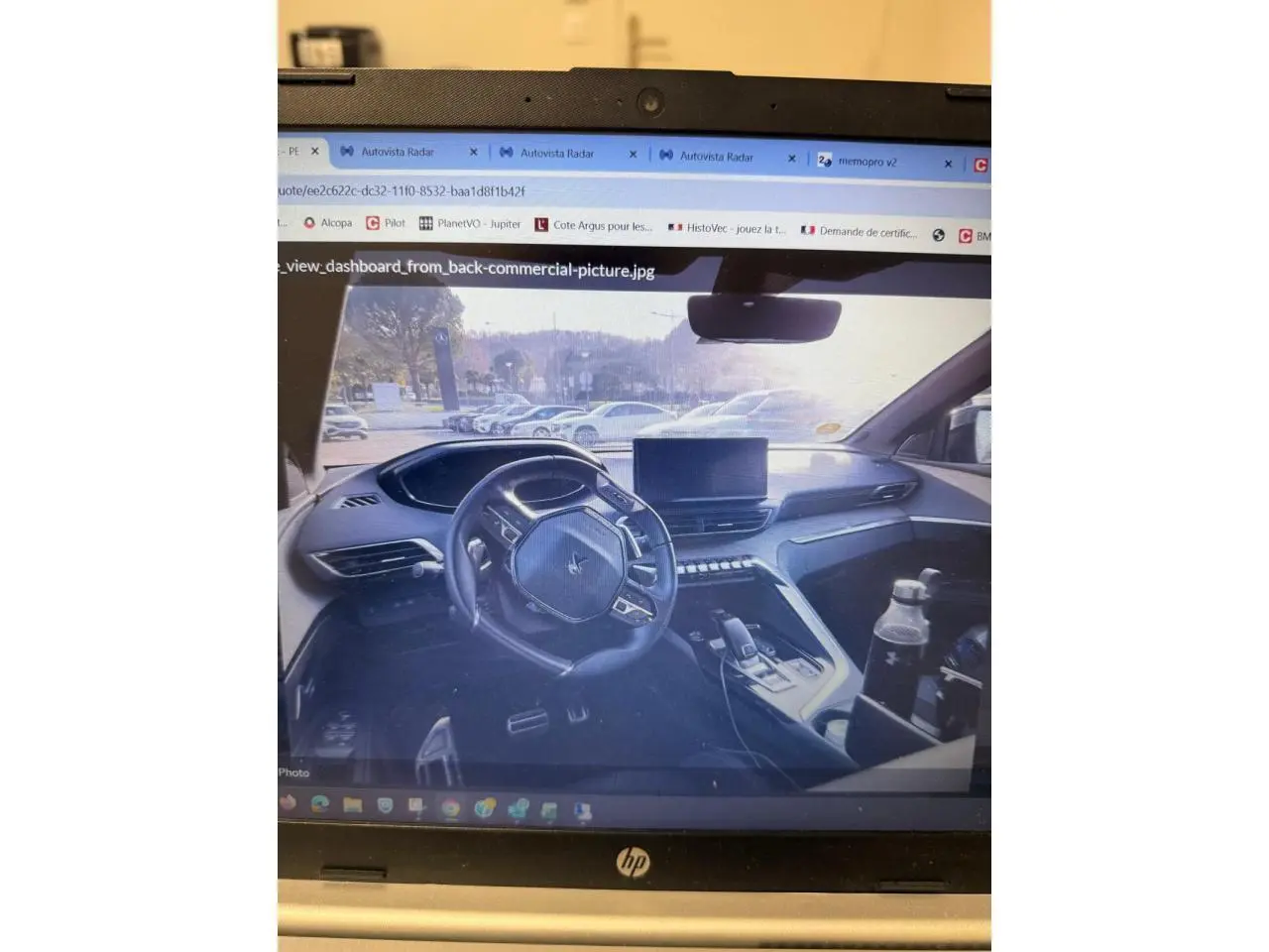 Vue intérieure du tableau de bord et volant cuir perforé du Peugeot 3008 GT 2023, ambiance moderne et épurée.