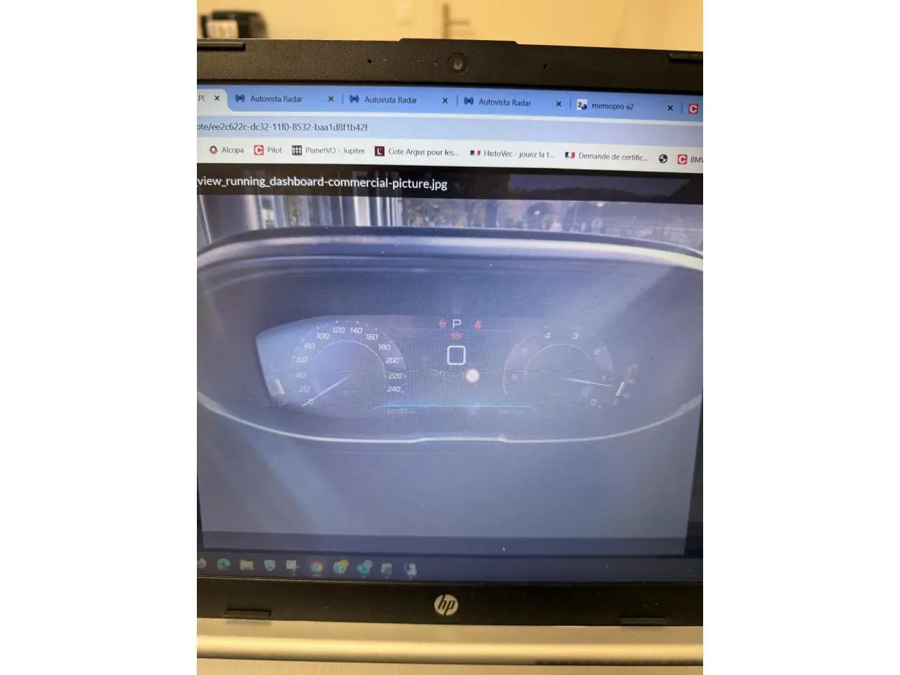 Tableau de bord numérique du Peugeot 3008 2023 affichant la vitesse et le régime moteur, vue frontale rapprochée.