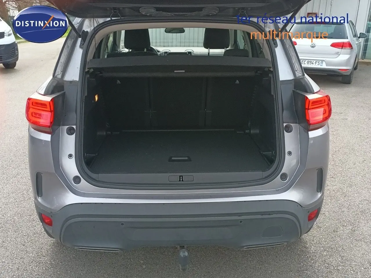 Vue arrière ouverte du coffre d'un Citroën C5 Aircross gris Artense métal, montrant l'espace de chargement vide.