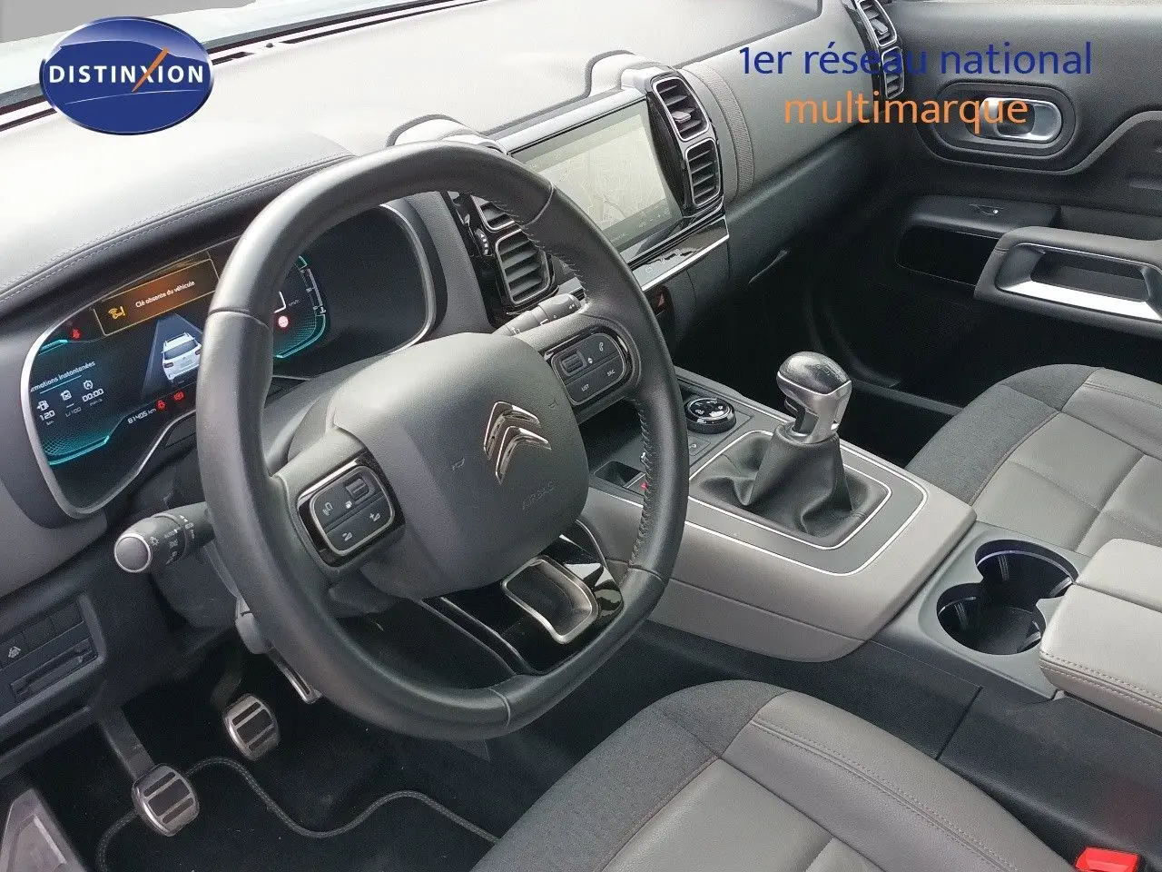 Vue intérieure côté conducteur du Citroën C5 Aircross 1.5 BlueHDi 130ch Shine, avec volant cuir et levier de vitesse manuel.