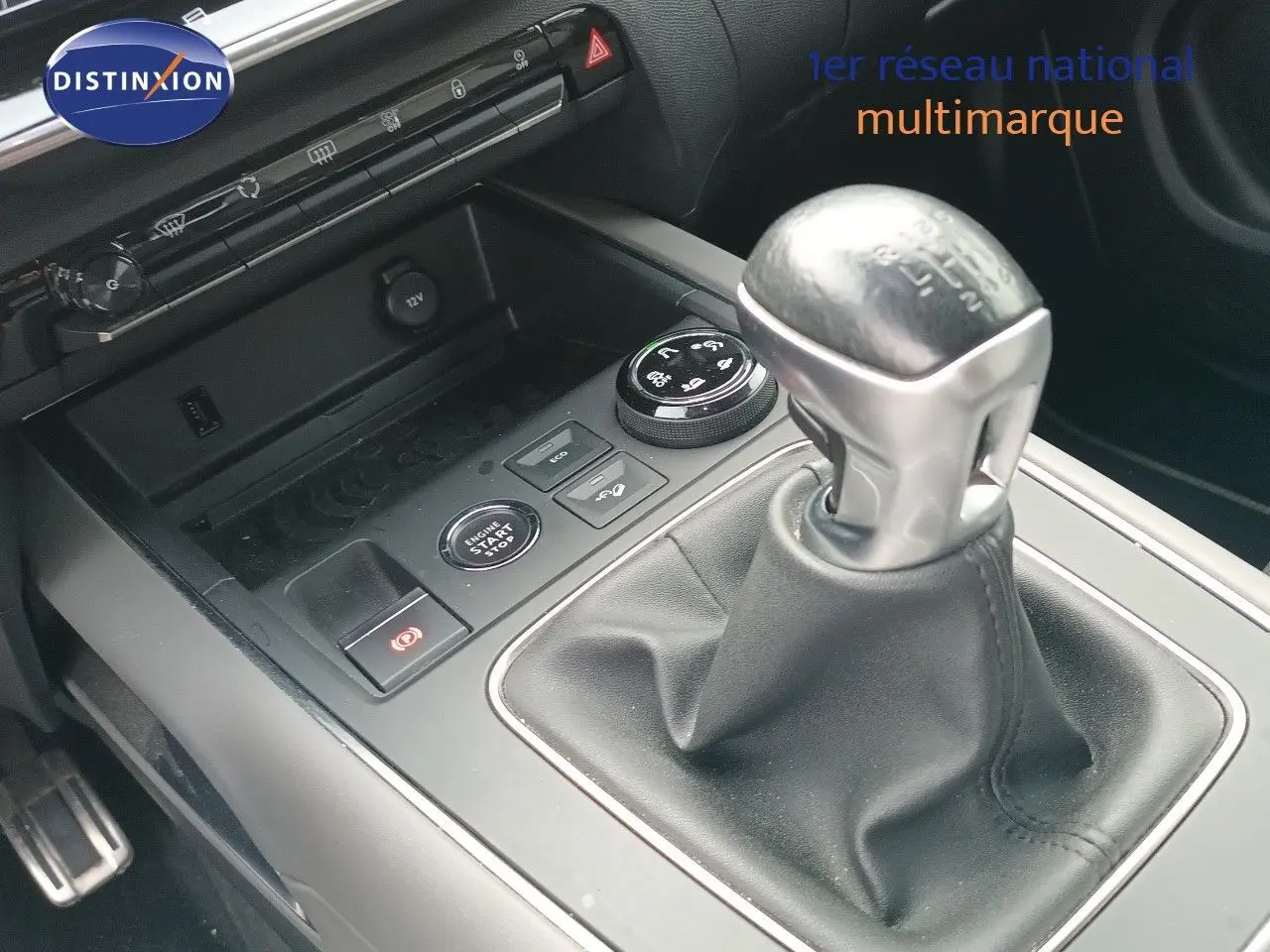 Gros plan sur la console centrale du Citroën C5 Aircross gris, mettant en valeur le levier de vitesse manuel et les commandes environnantes.