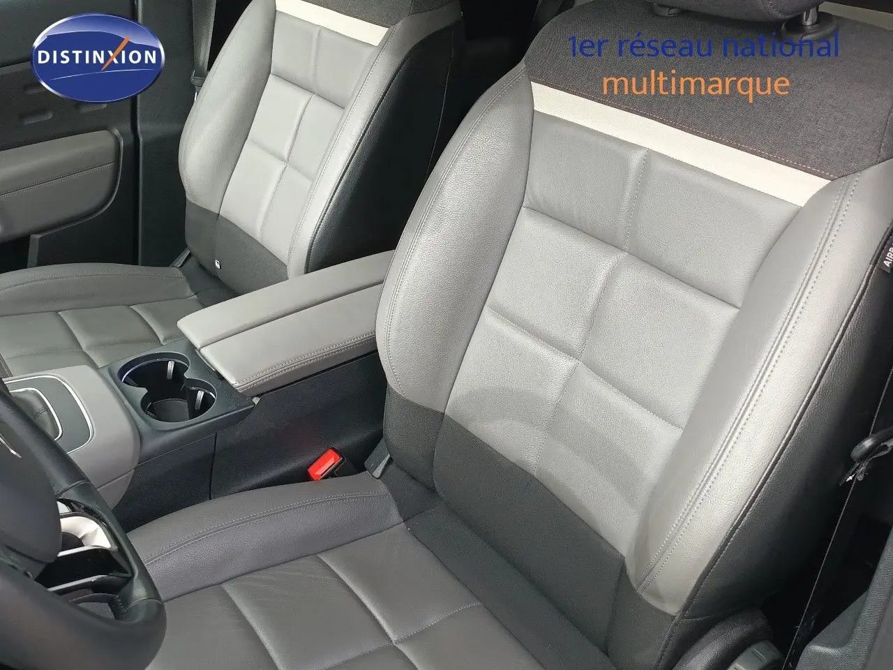 Gros plan sur les sièges avant en cuir gris clair et noir du Citroën C5 Aircross 2020, version Shine.