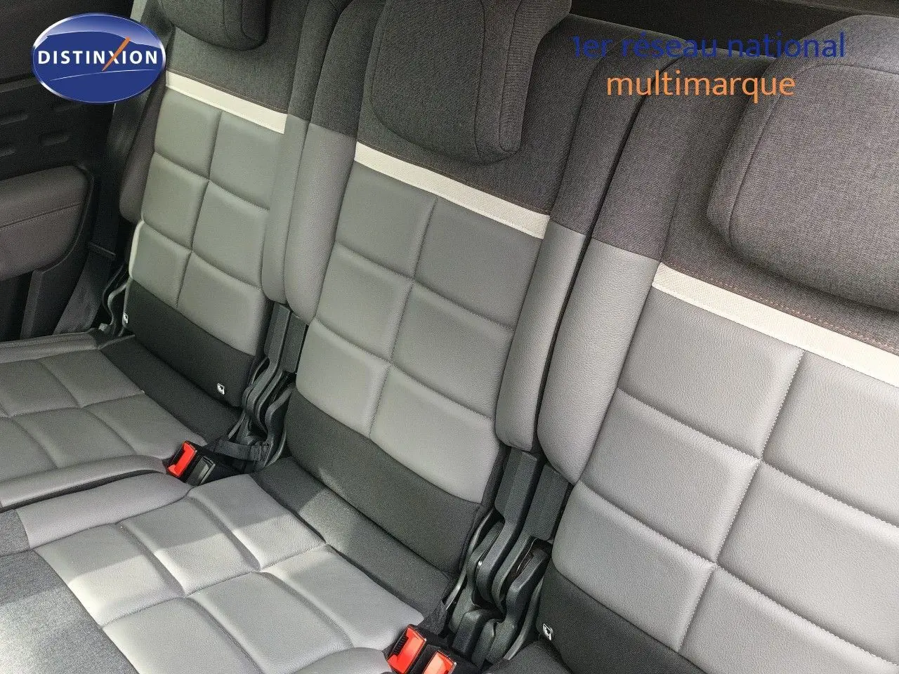Vue rapprochée des sièges arrière en tissu et cuir gris d’un Citroën C5 Aircross 2020, version Shine.