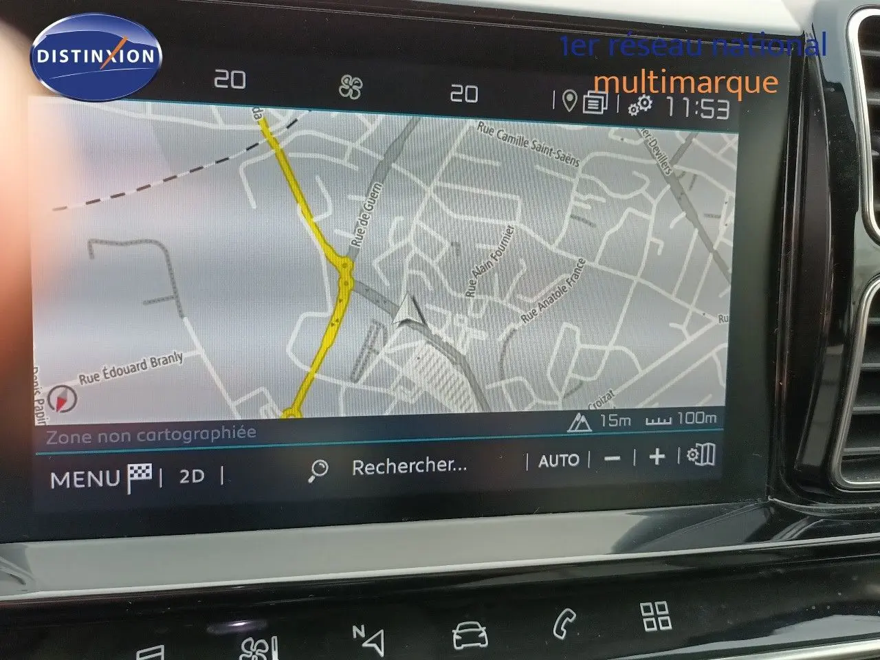Écran tactile du système de navigation du Citroën C5 Aircross 2020, affichant une carte en mode 2D.